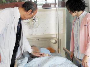 환자에게 설명하는 의사